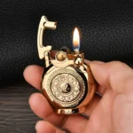Inicio 28 Este isqueiro vintage à prova de vento é um gadget para homens com design exclusivo. Ideal para fumantes, funciona com gasolina ou querosene. O acessório perfeito e cativante.